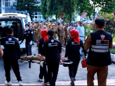 Bupati Bulukumba Andi Muchtar Ali Yusuf menelepon layanan darurat 112 saat simulasi ASN pingsan dalam apel gabungan OPD di halaman Kantor Bupati Bulukumba.