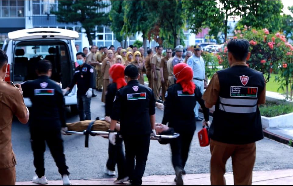 Bupati Bulukumba Andi Muchtar Ali Yusuf menelepon layanan darurat 112 saat simulasi ASN pingsan dalam apel gabungan OPD di halaman Kantor Bupati Bulukumba.