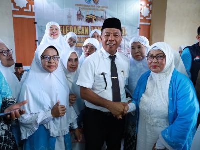 Bupati Bulukumba Andi Muchtar Ali Yusuf secara resmi melepas keberangkatan Jemaah Calon Haji (JCH) Bulukumba 2026 dengan penyerahan bendera Merah Putih kepada Ketua Kloter 39 di Aula Kantor Kementerian Haji dan Umrah Bulukumba, Senin (11/5/2026).