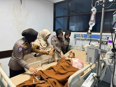 Sejumlah Polisi Wanita Polres Bulukumba mengunjungi Syifa, remaja yang dirawat intensif di RSUD Sultan Daeng Raja Bulukumba untuk memberikan dukungan moril dan semangat.