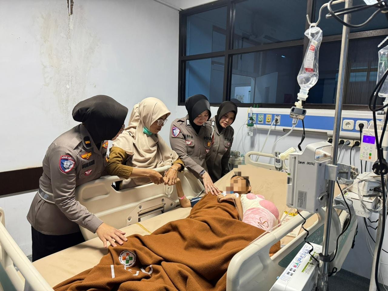 Sejumlah Polisi Wanita Polres Bulukumba mengunjungi Syifa, remaja yang dirawat intensif di RSUD Sultan Daeng Raja Bulukumba untuk memberikan dukungan moril dan semangat.