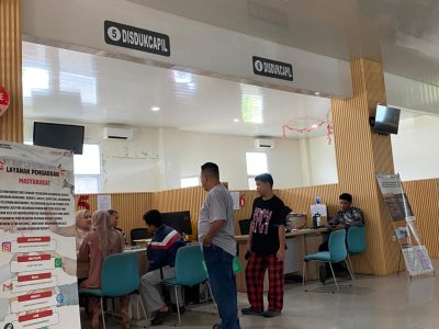 Petugas Disdukcapil Bulukumba melayani warga yang mengurus perekaman dan pencetakan KTP elektronik di kantor pelayanan adminduk saat libur nasional dan cuti bersama Mei 2026.