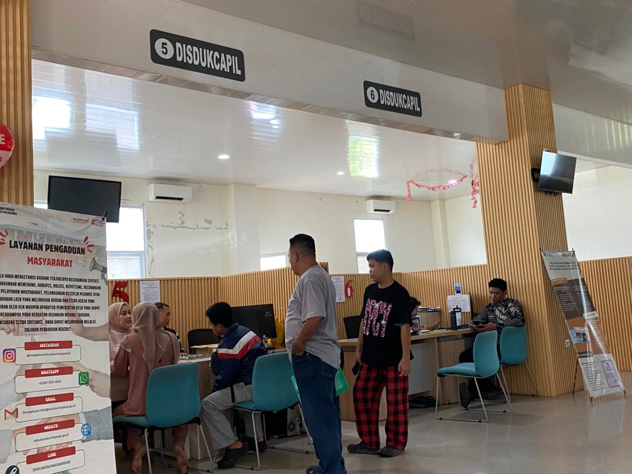 Petugas Disdukcapil Bulukumba melayani warga yang mengurus perekaman dan pencetakan KTP elektronik di kantor pelayanan adminduk saat libur nasional dan cuti bersama Mei 2026.