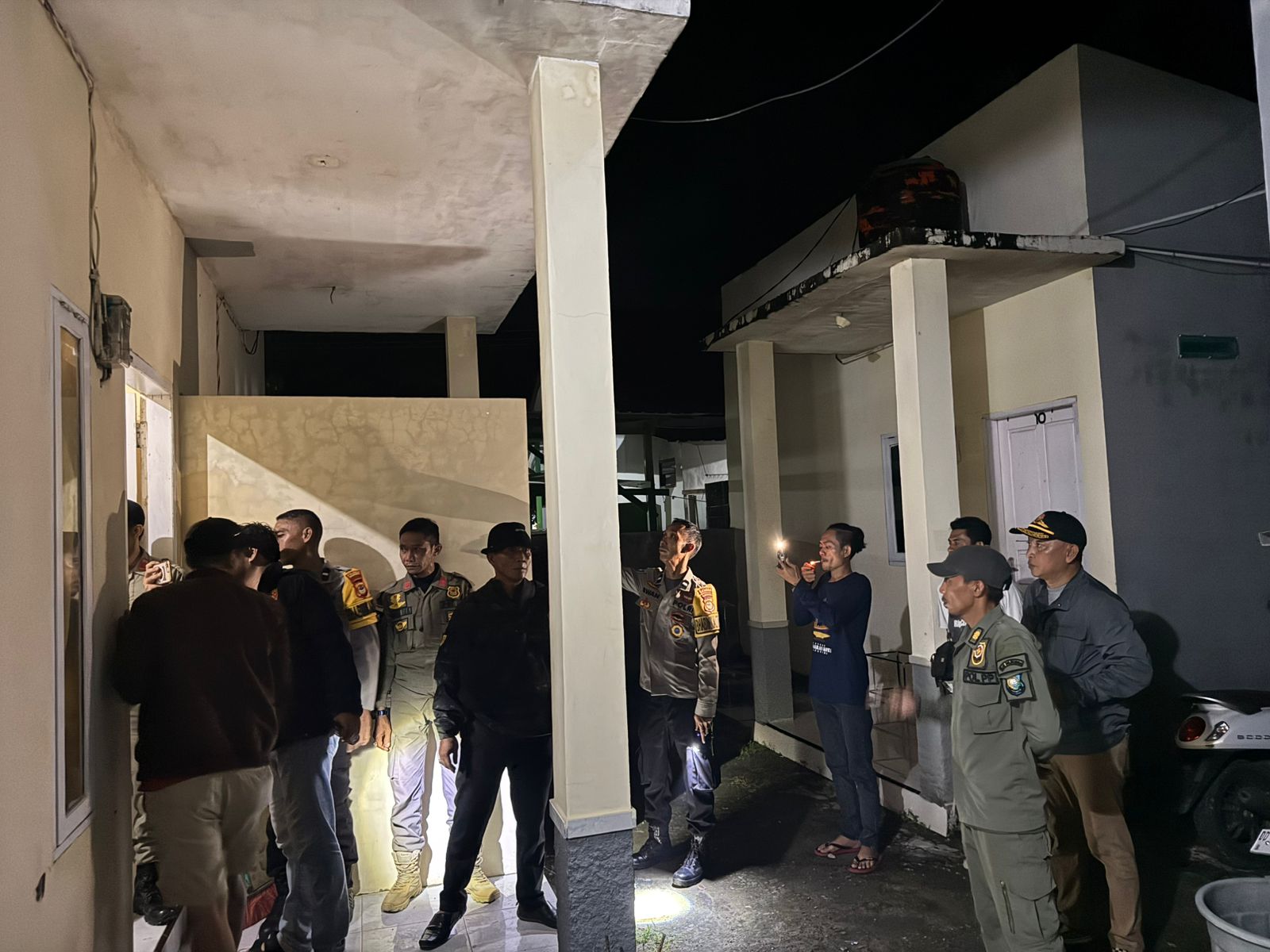 Petugas Satpol PP dan Damkar Kabupaten Bulukumba bersama personel Polsek Ujung Bulu saat melakukan razia di salah satu rumah kos di Kota Bulukumba, Kamis malam 14 Mei 2026.