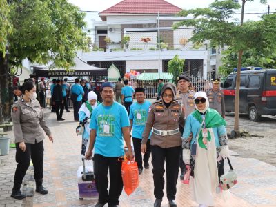 Petugas Polres Bulukumba bersama aparat gabungan mengawal pemberangkatan calon jamaah haji di pelataran Masjid Agung Bulukumba menuju Asrama Haji Sudiang Makassar, Senin 18 Mei 2026.