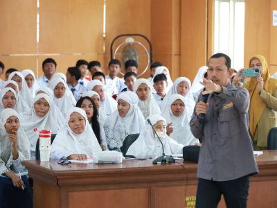 Kabid Humas Dinas Kominfo Bulukumba, Andi Ayatullah Ahmad, memberikan materi dasar jurnalistik kepada peserta pelatihan jurnalistik SMPN 1 Bulukumba di Ruang Pola Kantor Bupati Bulukumba.