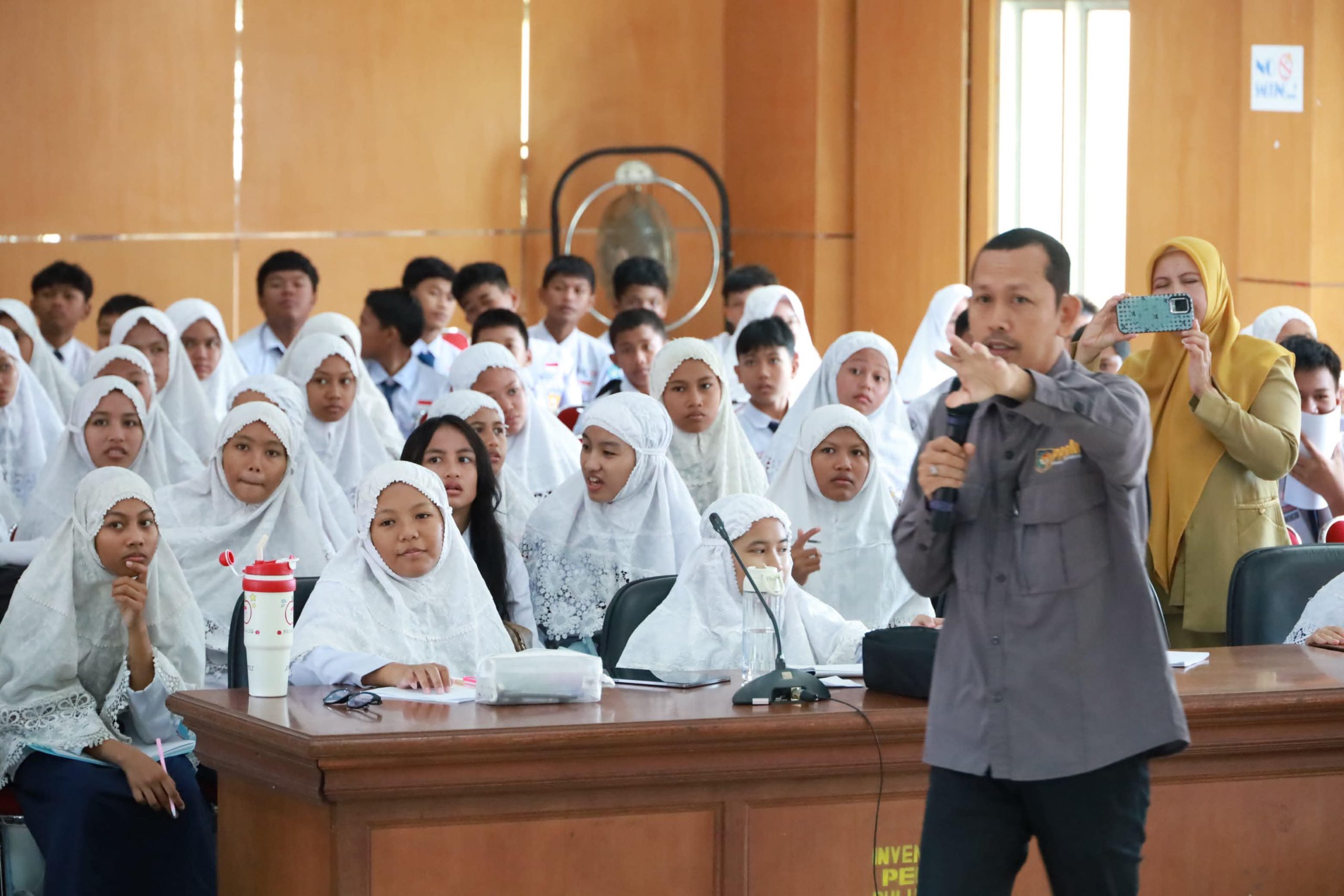 Kabid Humas Dinas Kominfo Bulukumba, Andi Ayatullah Ahmad, memberikan materi dasar jurnalistik kepada peserta pelatihan jurnalistik SMPN 1 Bulukumba di Ruang Pola Kantor Bupati Bulukumba.