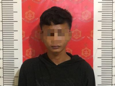 Personel Polsek Ujung Bulu memperlihatkan tersangka kasus pencurian handphone beserta barang bukti tiga unit HP hasil curian di Bulukumba.