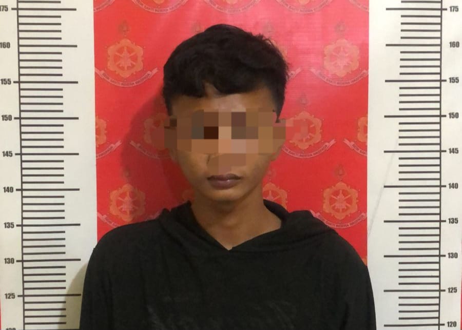 Personel Polsek Ujung Bulu memperlihatkan tersangka kasus pencurian handphone beserta barang bukti tiga unit HP hasil curian di Bulukumba.