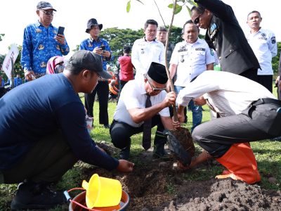 Bupati Bulukumba, Andi Muchtar Ali Yusuf, bersama jajaran pemerintah daerah melakukan penanaman pohon produktif usai Upacara Hari Kebangkitan Nasional 2026 di Lapangan Dannuang, Kecamatan Ujungloe.