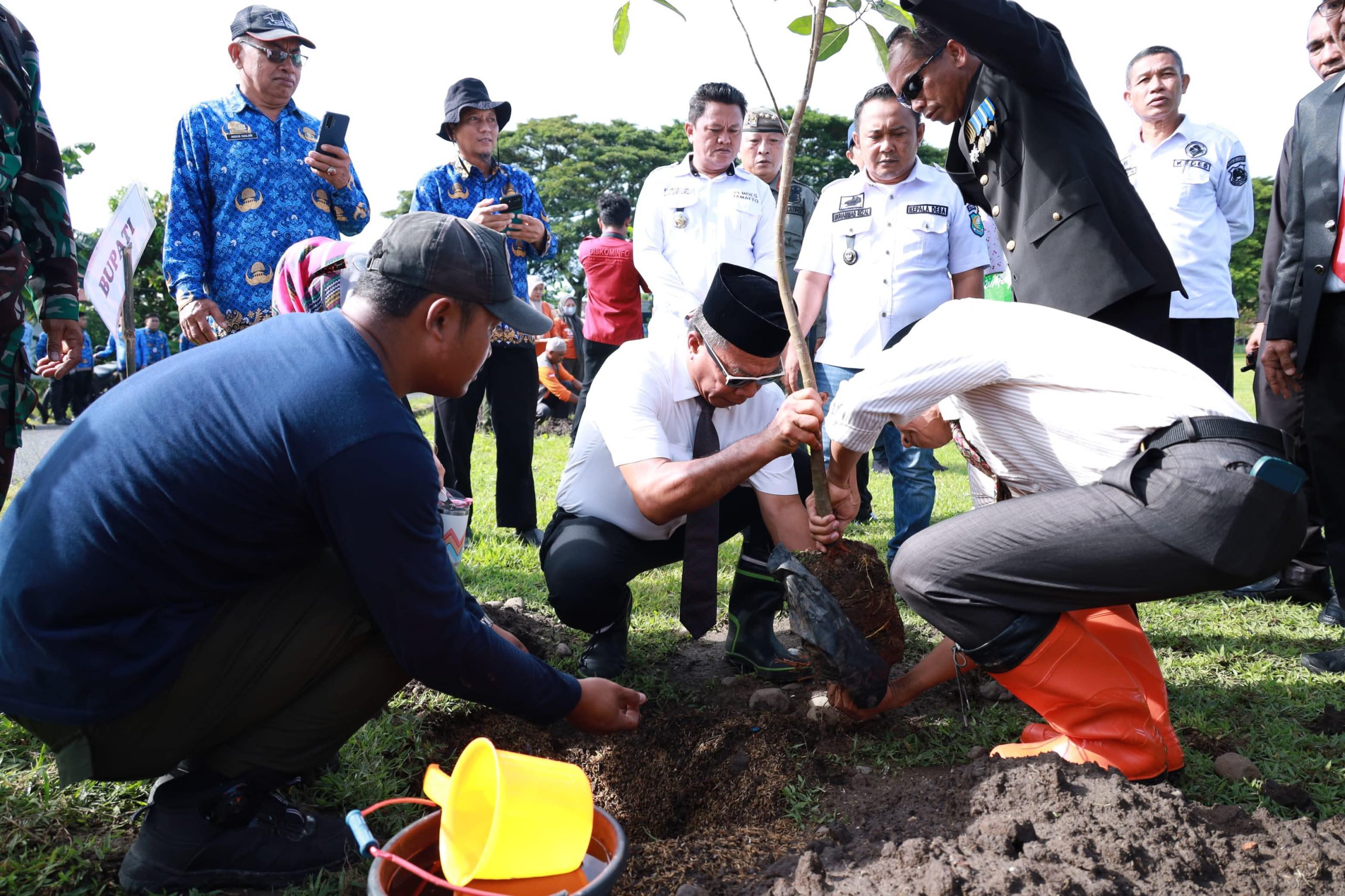 Bupati Bulukumba, Andi Muchtar Ali Yusuf, bersama jajaran pemerintah daerah melakukan penanaman pohon produktif usai Upacara Hari Kebangkitan Nasional 2026 di Lapangan Dannuang, Kecamatan Ujungloe.