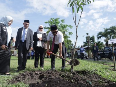 Wakil Ketua DPRD Bulukumba, Syahruni Haris menanam pohon di momentum Hari Kebangkitan Nasional 2026