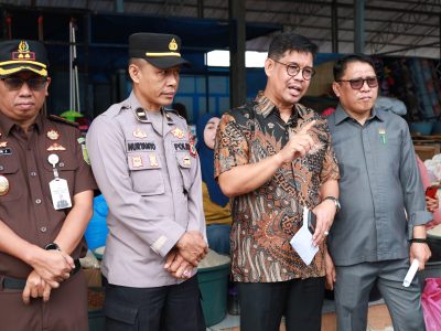 Wakil Bupati Bulukumba Andi Edy Manaf bersama Forkopimda memantau harga kebutuhan pokok di Pasar Tradisional Cekkeng jelang Idul Adha 2026.