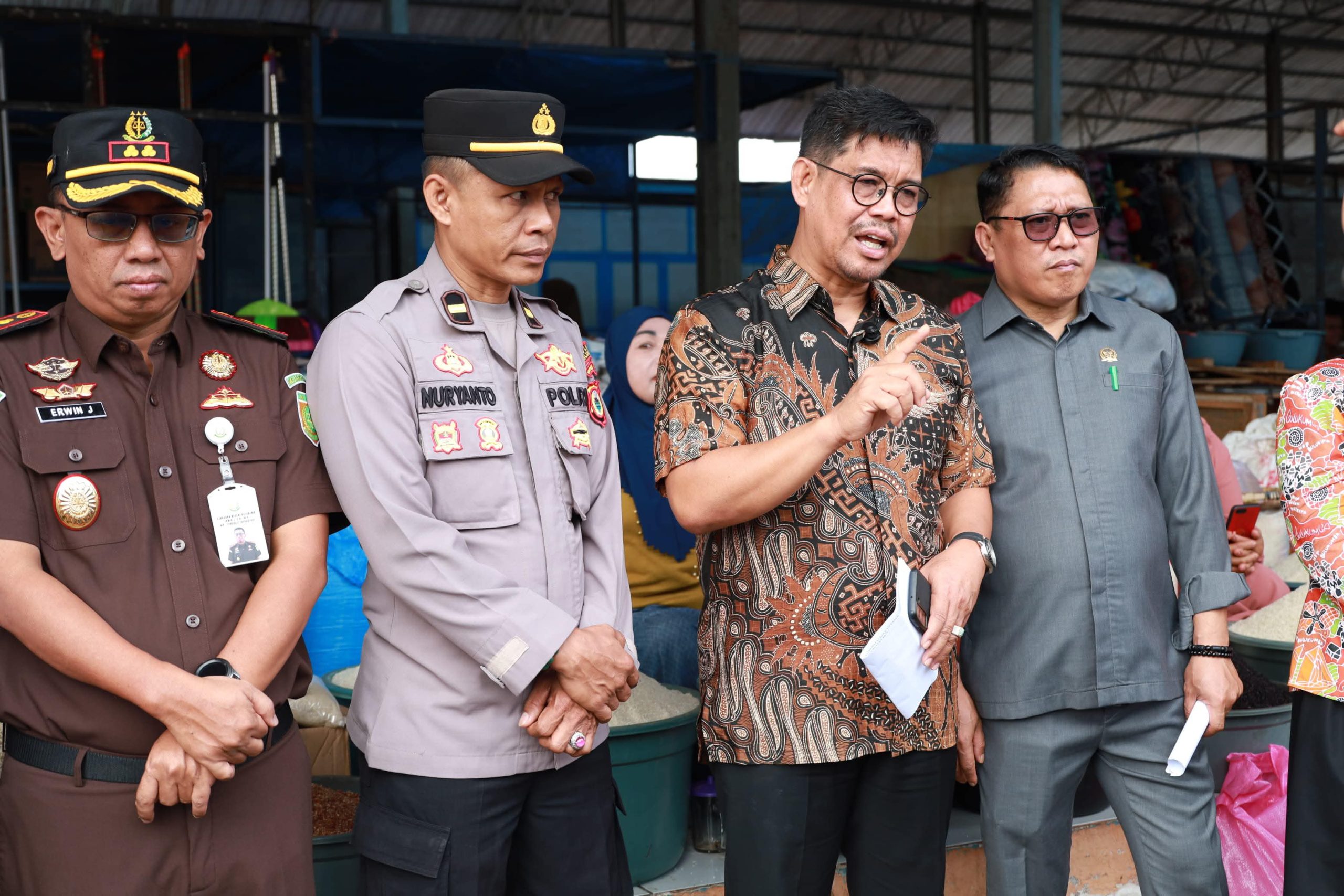 Wakil Bupati Bulukumba Andi Edy Manaf bersama Forkopimda memantau harga kebutuhan pokok di Pasar Tradisional Cekkeng jelang Idul Adha 2026.