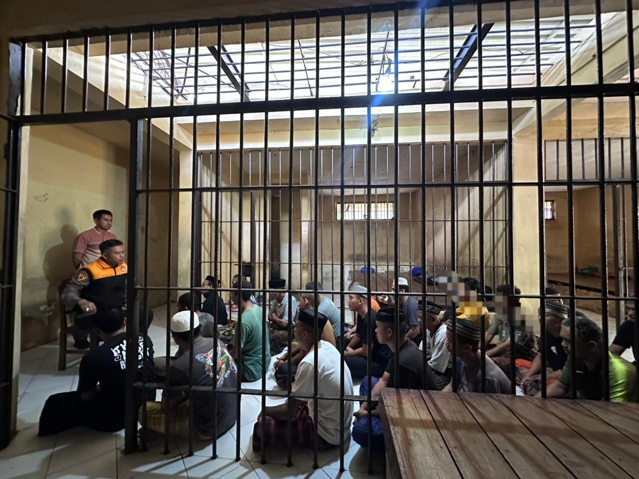 Kabag SDM Polres Bulukumba Kompol Syamsul Bahri memberikan pembinaan mental dan konseling psikologi kepada para tahanan di Rutan Mapolres Bulukumba.