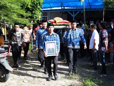 Prosesi pelepasan jenazah pejabat Diskominfo Bulukumba, Mulyadi Ganie, di rumah duka Sapiri, Kecamatan Gantarang, Kamis 21 Mei 2026.