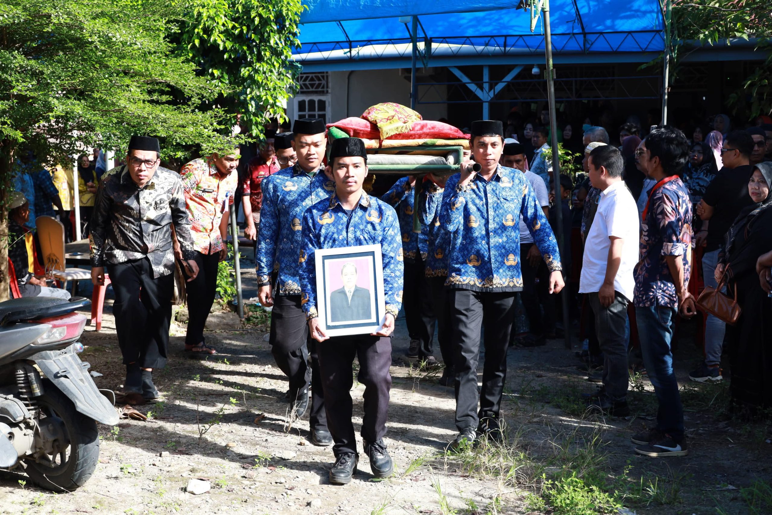 Prosesi pelepasan jenazah pejabat Diskominfo Bulukumba, Mulyadi Ganie, di rumah duka Sapiri, Kecamatan Gantarang, Kamis 21 Mei 2026.
