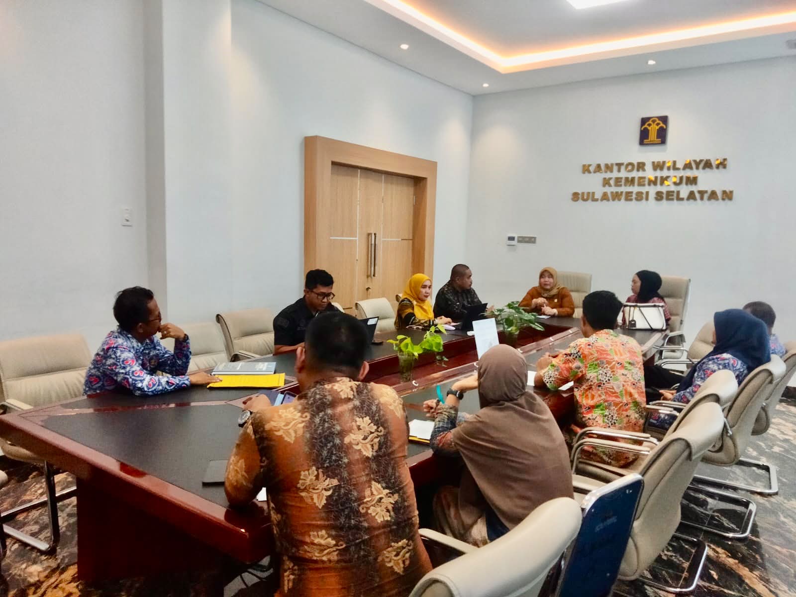 Tim DP2KBP3A dan Bagian Hukum Pemkab Bulukumba mengikuti harmonisasi Ranperbup Pelaksanaan Peta Jalan Pembangunan Kependudukan di Kantor Wilayah Kementerian Hukum Sulawesi Selatan, Makassar.