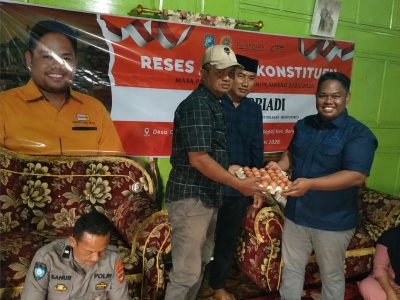 Anggota DPRD Bulukumba dr. Sabriadi saat reses di Dusun Sakui-Kui, Desa Caramming, Kecamatan Bontotiro, Jumat (22/5/2026). Dalam kegiatan tersebut, ia juga menyerahkan bantuan mesin breker menggunakan dana pribadi serta membagikan telur kepada masyarakat.