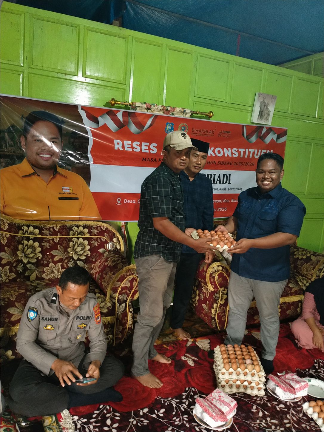 Anggota DPRD Bulukumba dr. Sabriadi saat reses di Dusun Sakui-Kui, Desa Caramming, Kecamatan Bontotiro, Jumat (22/5/2026). Dalam kegiatan tersebut, ia juga menyerahkan bantuan mesin breker menggunakan dana pribadi serta membagikan telur kepada masyarakat.