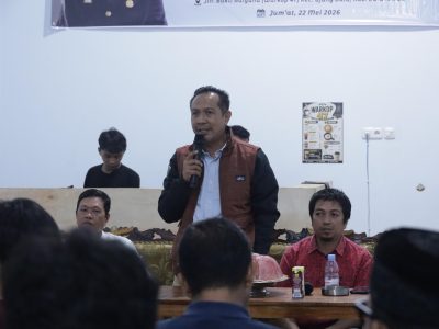 Wakil Ketua DPRD Bulukumba, Syahruni Haris berdialog dengan ratusan pemuda saat kegiatan reses masa persidangan III tahun sidang 2025-2026 di Warkop 47, Kelurahan Caile, Kecamatan Ujung Bulu, Bulukumba, Jumat malam.