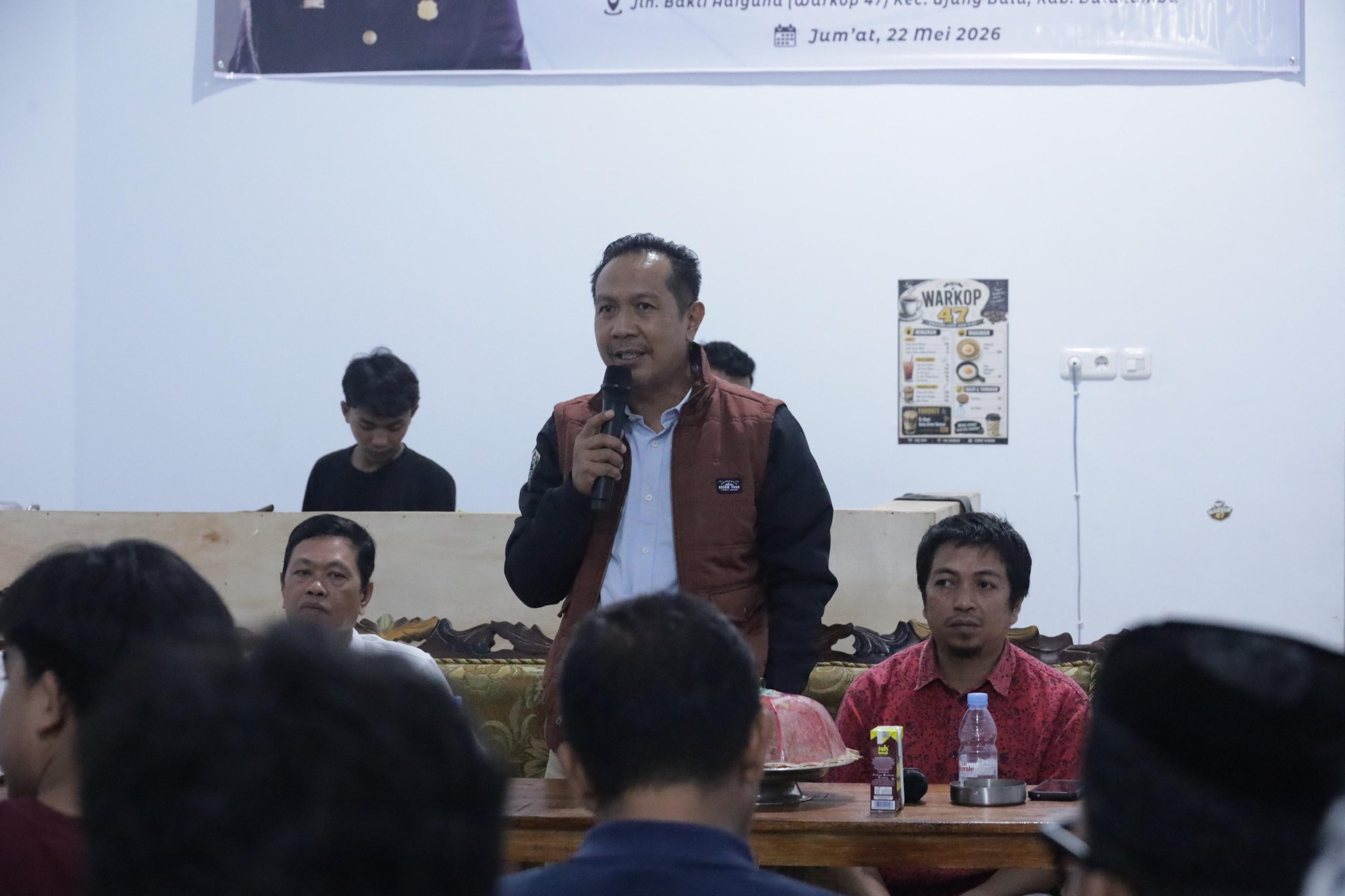 Wakil Ketua DPRD Bulukumba, Syahruni Haris berdialog dengan ratusan pemuda saat kegiatan reses masa persidangan III tahun sidang 2025-2026 di Warkop 47, Kelurahan Caile, Kecamatan Ujung Bulu, Bulukumba, Jumat malam.