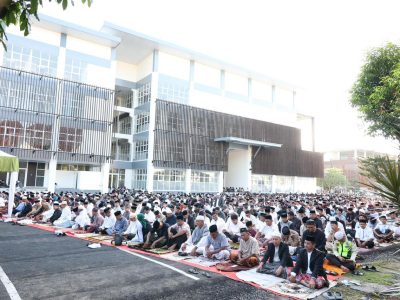 Pelaksanaan shalat Idul Adha 1447 Hijriah di Bulukumba akan dipusatkan di halaman Kantor Bupati dan Gedung Ammatoa pada Rabu, 27 Mei 2026. Bupati dan Wakil Bupati Bulukumba dijadwalkan salat Id bersama masyarakat.