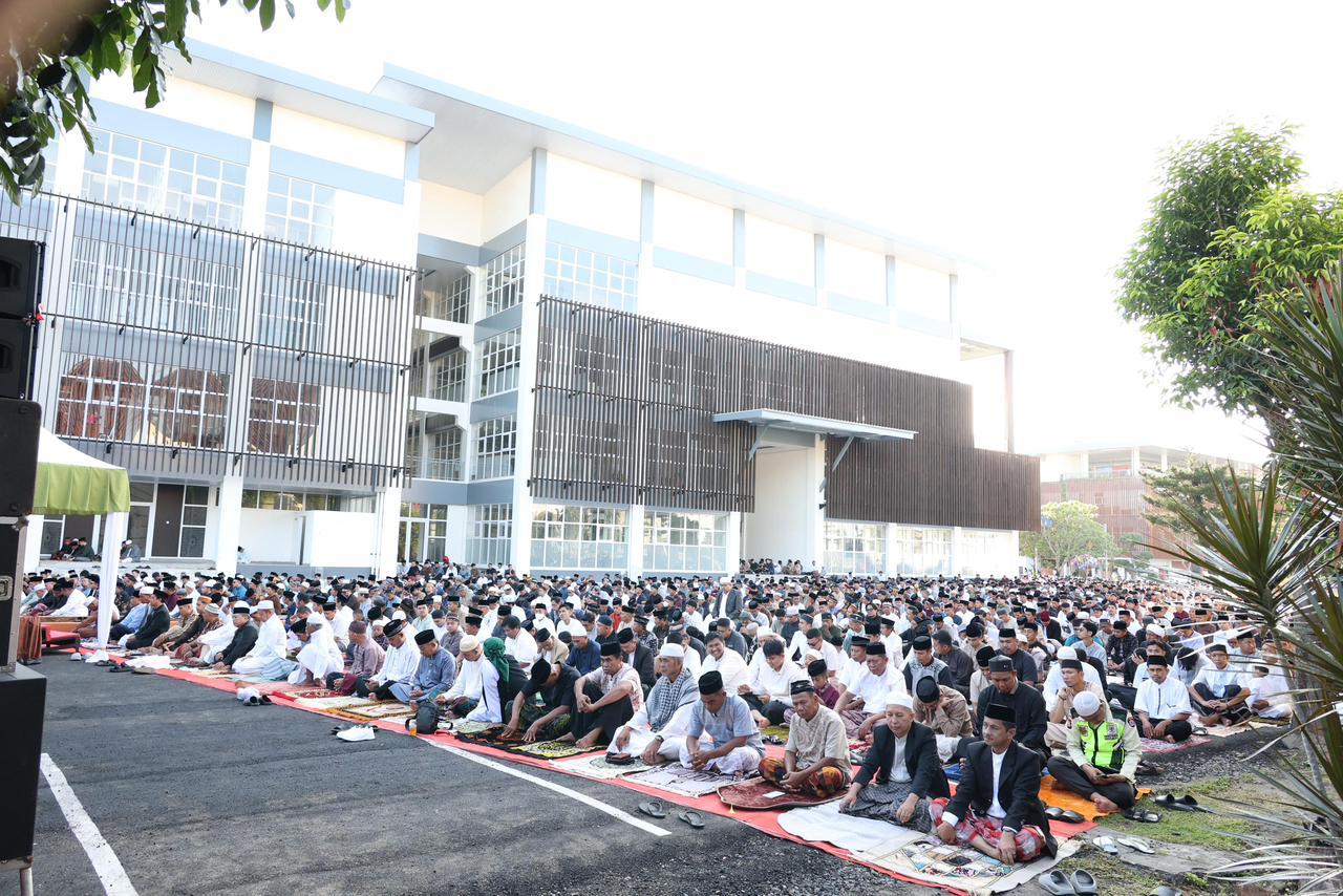 Pelaksanaan shalat Idul Adha 1447 Hijriah di Bulukumba akan dipusatkan di halaman Kantor Bupati dan Gedung Ammatoa pada Rabu, 27 Mei 2026. Bupati dan Wakil Bupati Bulukumba dijadwalkan salat Id bersama masyarakat.