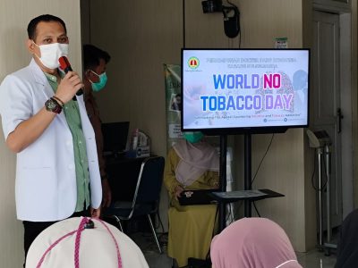 Dokter spesialis paru RSUD H. Andi Sulthan Daeng Radja Bulukumba memberikan edukasi tentang bahaya merokok kepada pasien dan keluarga pasien di ruang tunggu Poli Paru.