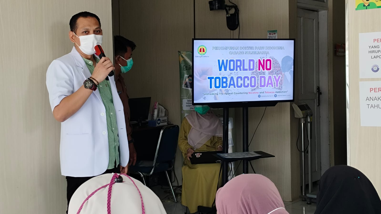 Dokter spesialis paru RSUD H. Andi Sulthan Daeng Radja Bulukumba memberikan edukasi tentang bahaya merokok kepada pasien dan keluarga pasien di ruang tunggu Poli Paru.