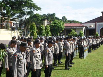 Wakapolres Bulukumba Kompol H. Syafaruddin memimpin apel pagi kesiapan pengamanan Hari Buruh Internasional (May Day) 2026 di lapangan apel Mapolres Bulukumba, Jumat (1/5/2026).