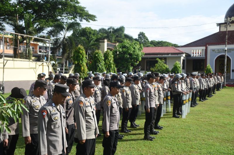 Wakapolres Bulukumba Kompol H. Syafaruddin memimpin apel pagi kesiapan pengamanan Hari Buruh Internasional (May Day) 2026 di lapangan apel Mapolres Bulukumba, Jumat (1/5/2026).