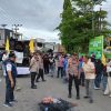 Puluhan massa PMII Cabang Bulukumba menggelar aksi May Day 2026 di perempatan Teko, Kelurahan Tanah Kongkong, Kecamatan Ujung Bulu, Jumat (1/5/2026), dengan pengawalan ketat aparat kepolisian dan berlangsung tertib serta damai.