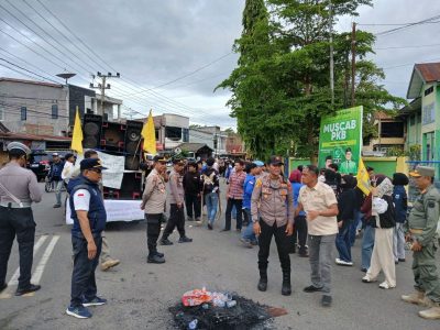 Puluhan massa PMII Cabang Bulukumba menggelar aksi May Day 2026 di perempatan Teko, Kelurahan Tanah Kongkong, Kecamatan Ujung Bulu, Jumat (1/5/2026), dengan pengawalan ketat aparat kepolisian dan berlangsung tertib serta damai.