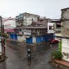 Hujan dengan intensitas sedang mengguyur Kota Bulukumba sejak pagi hingga sore hari, menyebabkan sejumlah ruas jalan basah dan licin.