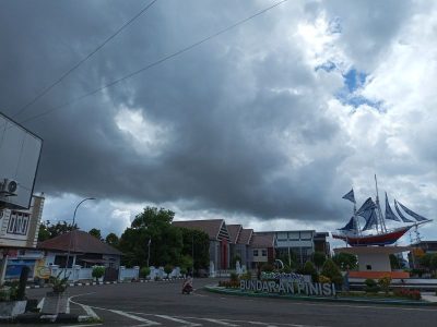 Awan mendung gelap menyelimuti kawasan jalan di Kabupaten Bulukumba saat BMKG mengeluarkan peringatan dini potensi hujan petir dan angin kencang di Sulawesi Selatan.