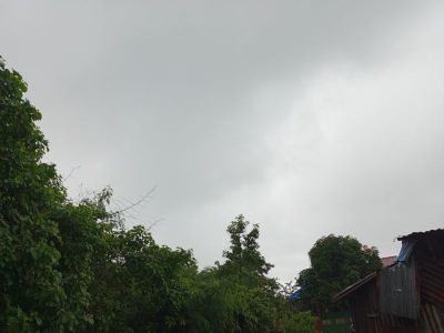 Langit mendung disertai hujan sedang di kawasan permukiman Kota Bulukumba pada Selasa 12 Mei 2026.