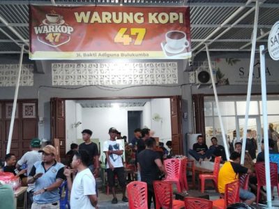 Warkop 47 di Jalan Bhakti Adiguna, Bulukumba, menawarkan aneka menu kopi, minuman, dan makanan dengan harga terjangkau serta jam buka hingga dini hari.