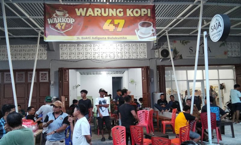 Warkop 47 di Jalan Bhakti Adiguna, Bulukumba, menawarkan aneka menu kopi, minuman, dan makanan dengan harga terjangkau serta jam buka hingga dini hari.