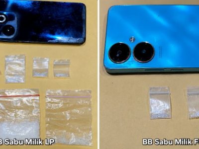 barang bukti kasus narkoba di Herlang Bulukumba berupa sejumlah saset sabu, plastik bening kosong, alat isap sederhana, dan dua unit telepon genggam yang diamankan Satresnarkoba Polres Bulukumba dari dua tersangka.