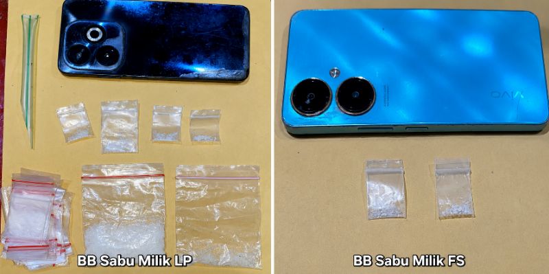 barang bukti kasus narkoba di Herlang Bulukumba berupa sejumlah saset sabu, plastik bening kosong, alat isap sederhana, dan dua unit telepon genggam yang diamankan Satresnarkoba Polres Bulukumba dari dua tersangka.