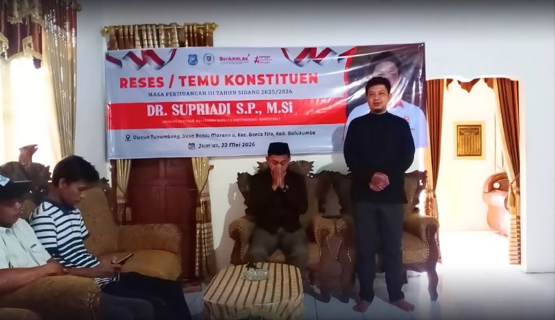 Dr. Supriadi saat melaksanakan kegiatan reses DPRD Bulukumba di Dusun Tunumbeng, Desa Bontomarannu, Kecamatan Bontotiro, bersama warga yang menyampaikan aspirasi terkait pertanian, lampu jalan, dan renovasi masjid.