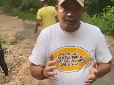 Kaspul BJ bersama warga bergotong royong memperbaiki jalan rusak penghubung Kecamatan Herlang dan Kecamatan Bontotiro di Bulukumba pada hari libur.