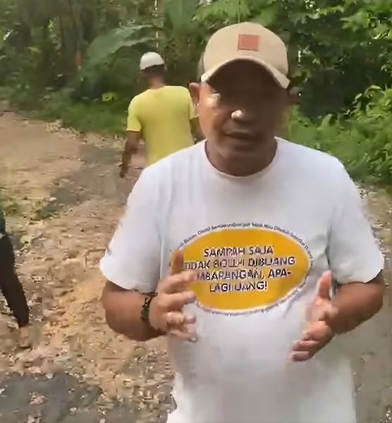 Kaspul BJ bersama warga bergotong royong memperbaiki jalan rusak penghubung Kecamatan Herlang dan Kecamatan Bontotiro di Bulukumba pada hari libur.