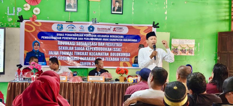 Suasana hangat terlihat dalam kegiatan Sekolah Siaga Kependudukan dan Sosialisasi Gerakan Ayah Teladan Indonesia (GATI) yang digelar DP2KBP3A Bulukumba di SMP Satap 1 Kajang dan Herlang, Jumat 22 Mei 2026. Program ini mendorong keterlibatan ayah dalam pengasuhan anak guna mencegah fenomena fatherless dan membangun generasi berkarakter.