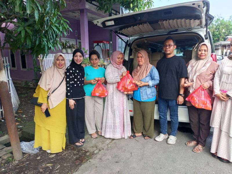 Ketua Yayasan Sinar Cerah Masa Kini, Syahwan Ma’arif, membagikan paket sembako kepada warga Kelurahan Kasimpureng, Kecamatan Ujung Bulu, Bulukumba, menjelang Idul Adha 1447 H.