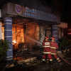 Petugas pemadam kebakaran berupaya memadamkan api yang membakar kantor Dinas Perhubungan Provinsi Kepulauan Bangka Belitung pada malam hari.