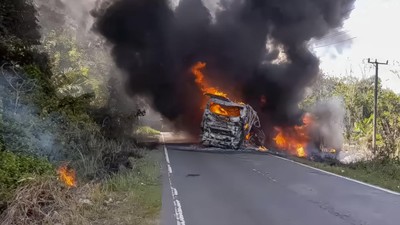 Bus ALS terbakar hebat di Jalan Lintas Sumatra, Karang Jaya, Muratara, Sumsel, usai bertabrakan dengan truk tangki BBM yang menyebabkan 16 orang meninggal dunia.