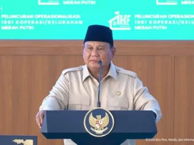 Presiden Prabowo Subianto memberikan sambutan saat meresmikan operasionalisasi 1.061 Koperasi Desa Merah Putih (KDMP) di Nganjuk, Jawa Timur, Sabtu (16/5/2026), disaksikan pejabat pusat dan kepala daerah.