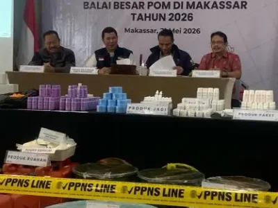 BBPOM Makassar dan Polda Sulsel menunjukkan barang bukti ribuan produk kosmetik ilegal mengandung merkuri dan hidrokinon saat konferensi pers pengungkapan pabrik kosmetik rumahan di Makassar.